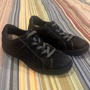 Earth Origins black leather/suede sneaker